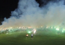 Futbolcular, TFF'nin alt liglerle ilgili kararını sahada meşale yakarak kutladı