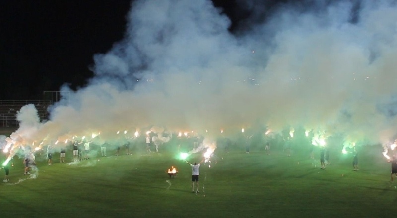 Futbolcular, TFF'nin alt liglerle ilgili kararını sahada meşale yakarak kutladı