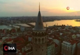 Galata Kulesi'nin gün batımıyla birleşen manzarası mest etti
