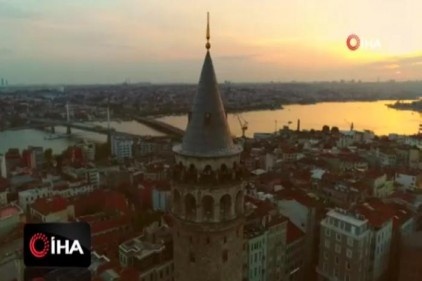 Galata Kulesi&#039;nin gün batımıyla birleşen manzarası mest etti