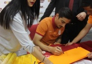 Galatasaray futbolcusu Günter, taraftarlarla imza gününde buluştu