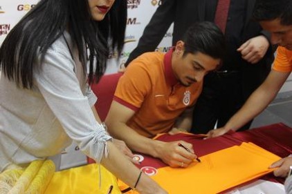 Galatasaray futbolcusu Günter, taraftarlarla imza gününde buluştu