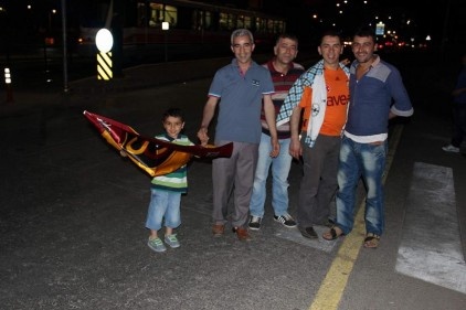 Galatasaraylılar coşkusunu sokağa taşıdı