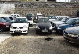 Galeriden 2 otomobil çalındı