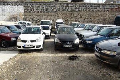 Galeriden 2 otomobil çalındı