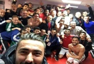 Galibiyet sevincini selfiye yansıttılar