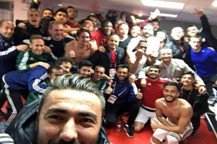 Galibiyet sevincini selfiye yansıttılar