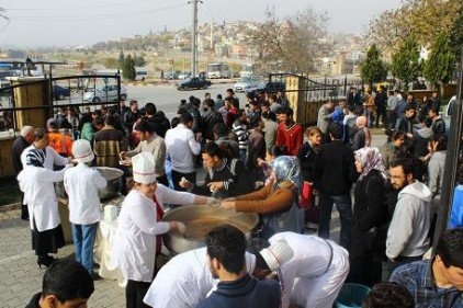 GAMEK 6 bin kişiye aşure dağıttı