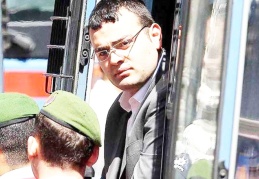 Gardiyanları tehdit ettiği için cezaevinden çıkamadı