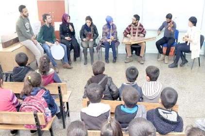 GAÜN öğrencilerinden ilkokul öğrencilerine kırtasiye yardımı