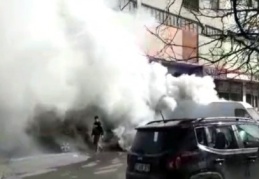 Gaz pedalı takılı kalan bir araç ortalığı birbirine kattı