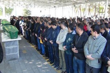Gazeteci Savaş Oğuz&#8217;un annesi son yolculuğuna uğurlandı