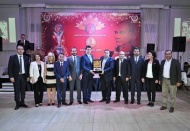Gazeteciler, “ev”lenmenin morali ile eğlendi