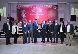 Gazeteciler, “ev”lenmenin morali ile eğlendi