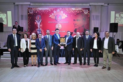 Gazeteciler, &#8220;ev&#8221;lenmenin morali ile eğlendi