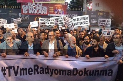 Gazeteciler "Gerçekleri yazmaya devam edeceğiz" dedi 