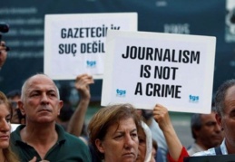 Gazeteciler sansür yasasına karşı sokağa çıkıyor