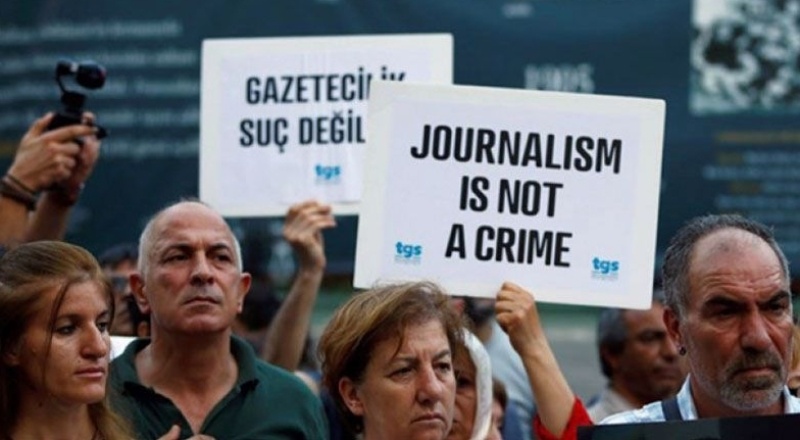 Gazeteciler sansür yasasına karşı sokağa çıkıyor