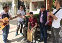 Gazi Muhtar Paşa Caddesi’nde minicik aktiviteler bile sevindiriyor