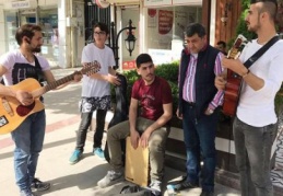 Gazi Muhtar Paşa Caddesi’nde minicik aktiviteler bile sevindiriyor