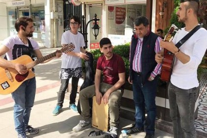 Gazi Muhtar Paşa Caddesi&#8217;nde minicik aktiviteler bile sevindiriyor