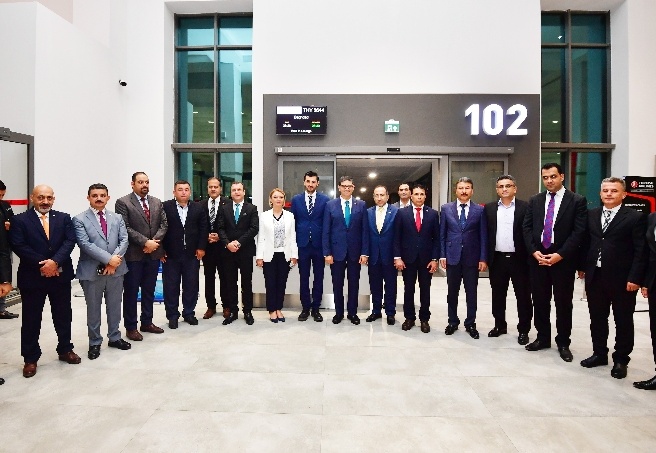 Gaziantep-Bağdat uçağının ilk yolcuları çiçek ve baklava ile uğurlandı