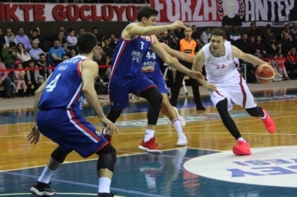 Gaziantep Basketbol 65 - Anadolu Efes: 66