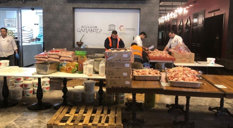 Gaziantep Büyükşehir Belediyesi Mutfak Sanatları Merkezi'ne (MSM) bağlı tesislerde depremin ilk saatlerinden itibaren vatandaşlar için belli aralıklarla yemek dağıtımları gerçekleştiriliyor.