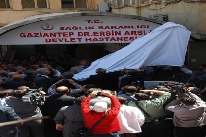 &#039;Gaziantep Dr. Ersin Arslan Devlet Hastanesi&#039;nin tabelası asıldı