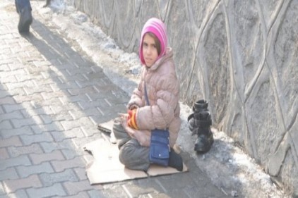 Gaziantep Emniyet Müdürlüğü, dilenen çocukları toplayarak ailelerine teslim ediyor