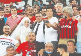 Gaziantep FK-Antalyaspor maçında gelin-damat sürprizi