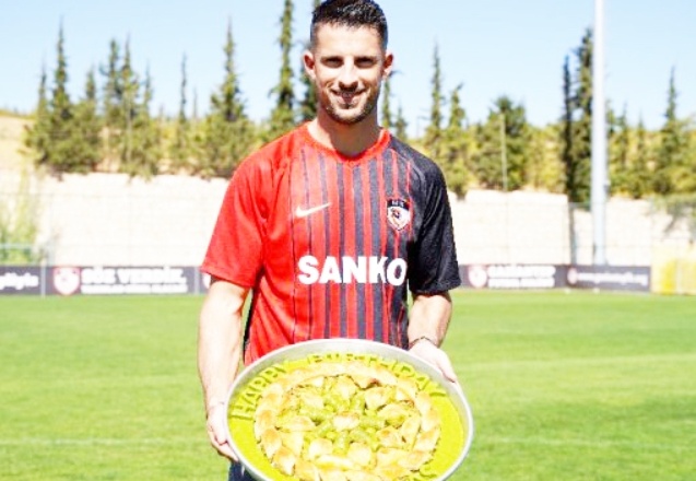 Gaziantep FK, Kevin Mirallas'ı baklava ile karşıladı