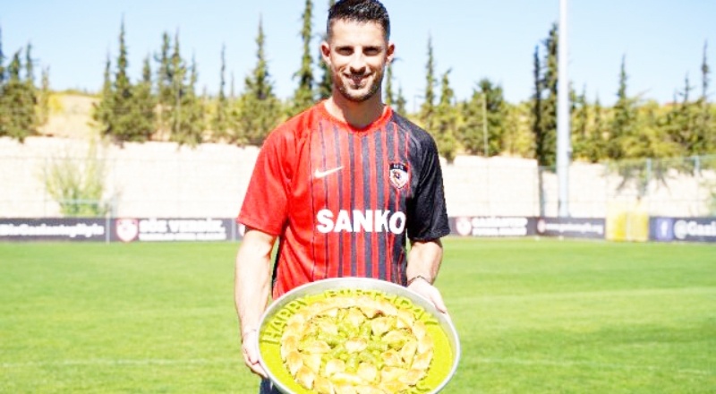 Gaziantep FK, Kevin Mirallas'ı baklava ile karşıladı