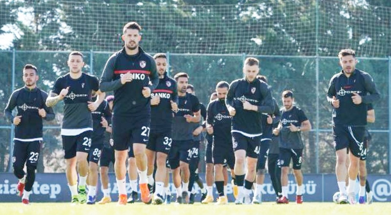 Gaziantep FK'de ikisi futbolcu 4 kişi Covid-19'a yakalandı