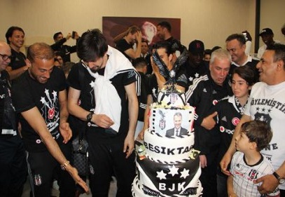 Gaziantep Havalimanı'nda pastalı kutlama yaptılar