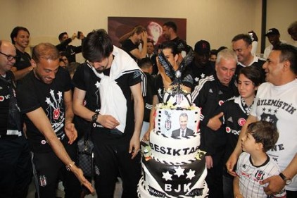 Gaziantep Havalimanı&#039;nda pastalı kutlama yaptılar