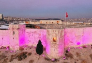 Gaziantep Kalesi’ne mor ışıklandırma