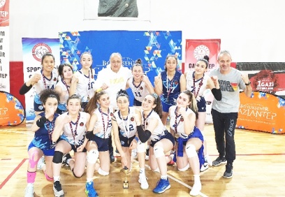 Gaziantep Kolej Vakfı’nın sultanları voleybolda namağlup şampiyon