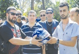 Gaziantep Şube Başkanı Beşir Argan motosiklet sürücülerine kask dağıttı
