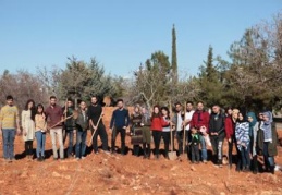 Gaziantep Üniversitesi Fotoğraf  Topluluğu 95 meşe fidanı dikti