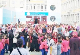 Gaziantep Valisi Davut Gül, kar ve buzlanma nedeniyle 1 gün tatil edildiğini duyurdu