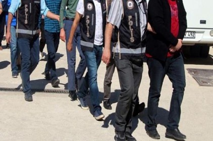 Gaziantep ve Siirt&#039;te FETÖ&#039;nün gaybubet evlerine baskın: 15 gözaltı 