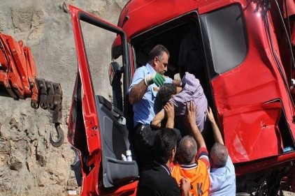 Gaziantep yolunda TIR kamyona çarptı 