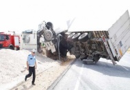 Gaziantep’e gelen TIR yolda devrildi 