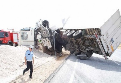 Gaziantep’e gelen TIR yolda devrildi 