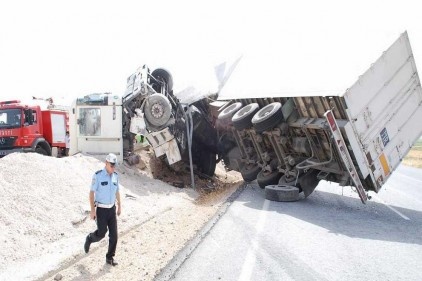 Gaziantep&#8217;e gelen TIR yolda devrildi 