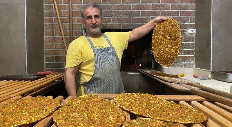 Gaziantep'in Ramazan ayında da vazgeçilmeyen lezzeti 'lahmacun'