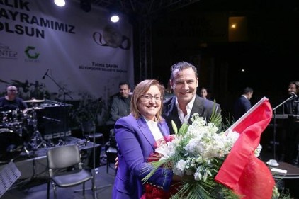 Gaziantepliler kurtuluş gününü Ferhat Göçer&#039;le kutladı