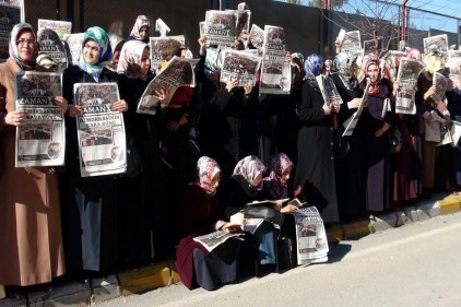 Gaziantep&#8217;te, adliye önünde toplanan kalabalık, 