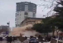 Gaziantep'te binanın çökme anı cep telefonu kamerasına yansıdı